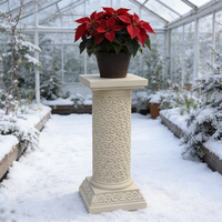 Socle en résine à motif de défilement - Finition effet pierre crème, support colonne orné pour présentoirs de jardin et de patio de style méditerranéen
