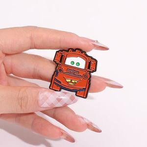 Spilla in metallo smaltata morbida/dura con design a forma di auto rossa a cartone animato, all'ingrosso, per Natale, novità, regali promozionali economici, stile <span class=keywords><strong>fata</strong></span> - Product Image 5