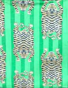 Bolso tote de algodón acolchado con motivos florales estampados a mano, ideal para salidas informales, compras y organización diaria. - Product Image 4