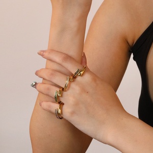 Bagues minimalistes en acier inoxydable plaqué or 18 carats avec zircone cubique, ajustables et ouvertes, pour femmes, vente en gros, tendance - Product Image 1