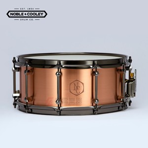 Tambor <span class=keywords><strong>de</strong></span> Percusión American NC Noble & Cooley Copper Classic Series 14x6 con Cámara <span class=keywords><strong>de</strong></span> Metal Mate Cepillado - Product Image 1