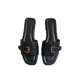 Tendances de la mode estivale : sandales à bout ouvert pour femmes, polyvalentes avec un design à lanières et une jupe résistante. - Product Image 1