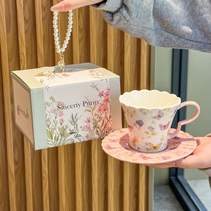 Nuovo Regalo di Compleanno per la Migliore Amica: Elegante Set di Tazza e Piattino in Ceramica con Design Floreale - Regalo Perfetto e Premuroso per la Hostess - Product Image 4
