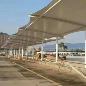 Abri de voiture extérieur 900G-1050G en PVDF/PVC, résistant aux UV, ignifuge, anti-moisissure, installation facile - Product Image 2