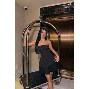 Robe de cocktail mini noire sans bretelles - Product Image 3