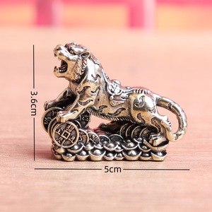 1 pz. Tigre Portafortuna in Ottone, Tigre che Scalca la Montagna, Oggetto Antico per Decorazione Domestica, Ornamento Artigianale da Scrivania - Product Image 5