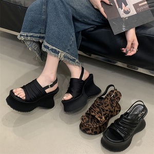 Sandales compensées noires à imprimé léopard pour femme, nouvelle mode, à talon haut et bout ouvert, avec bride unique, confortables pour l'été - Product Image 1