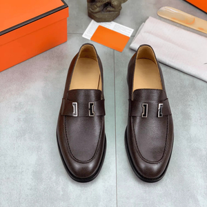 รองเท้าโลฟเฟอร์หนังผู้ชายแบบมีลายพร้อมดีเทลโลหะ สวมใส่สบาย เหมาะสำหรับโอกาสธุรกิจลำลองและการเดินทางประจำวัน - Product Image 1