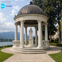 Pavillon de jardin en marbre blanc, rotunde classique en pierre sur mesure avec colonnes sculptées, toit en dôme et statue pour cour de villa