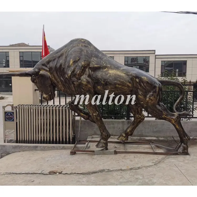 Sculpture de taureau en Bronze taille réelle, finition polie de jardin, artisanat en métal, en vente