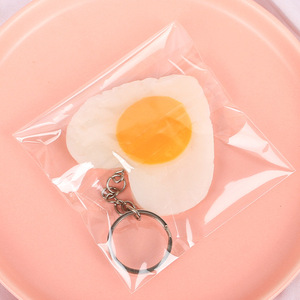 Modelo de huevo frito simulado en forma de corazón, juguete de comida realista, accesorio para llavero DIY, colgante para mochila de estudiante - Product Image 4
