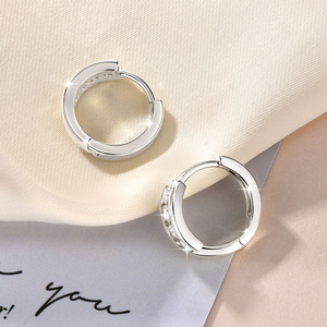Boucles d'oreilles créoles tendance et brillantes de style minimaliste, avec motif géométrique Virtuous Cycle et moissanite de 2,5 mm, pour femme - Product Image 3