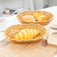 Geweven dienblad van synthetisch rotan in de vorm van een bloemblaadje, decoratief fruit- en snackmandje voor thuis, keuken, café of tafeldecoratie.