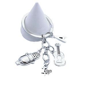 Llavero con Colgante de Guitarra y Micrófono con Letras Musicales, Estilo Europeo y Americano, Joyería de Moda - Product Image 1