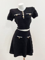 Nouveautés OUDINA : Ensemble jupe et haut court en tricot noir classique à bordures contrastées pour femmes