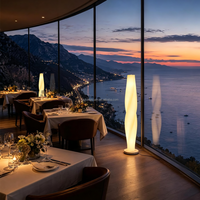 Lampadaire sur mesure, design personnalisé, luminaire sur pied pour hôtel de luxe, complexe hôtelier, avec impression de logo, design de marque, luminaires