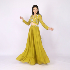 Collection de vêtements de créateurs modernes, ensemble robe 2 pièces avec de magnifiques perles et des détails en sequins sur les manches et la ceinture de la jupe. - Product Image 1