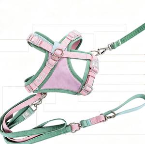 Conjunto de Arnés y Correa para Perros Pequeños Color Macaron, Arnés Ajustable Tipo Chaleco Sin Estrangulamiento con Dispensador de Bolsas para Excrementos y Pañuelo Bonito - Product Image 1