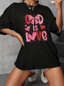 T-shirt da donna God Is Love, vestibilità regolare, girocollo, manica corta, design con cuori e fiocco rosa, stile casual, 100% cotone - Product Image 3