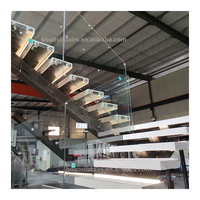 Escalier droit moderne en acier avec marches en pierre de quartz, éclairage LED, garde-corps en verre pour appartement, hall, sous-sol – Écologique