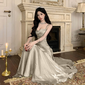 Vestido de Gala Largo Color Gris Plateado de Lujo con Silueta de Lápiz, Tirantes Finos, Escote Corazón, Volantes y Capa Transparente para Fiesta de Graduación - Product Image 2