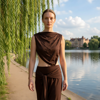 Robe longue drapée en satin marron avec détail noué