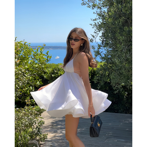 Váy ngắn kiểu dáng chữ A phong cách nghỉ dưỡng Pháp giản dị dành cho nữ, gợi cảm, quyến rũ, thanh lịch, cổ chữ V sâu, màu trắng, dây đeo, chi tiết lưng xòe đẹp - Product Image 4