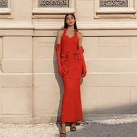 Robe de soirée élégante moulante à bretelles croisées avec gants assortis, idéale pour les mariages et occasions formelles