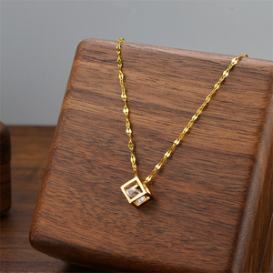 Collar de Acero de Titanio con Colgante Geométrico de <span class=keywords><strong>Cubo</strong></span> de <span class=keywords><strong>Rubik</strong></span> Dorado, Simple y Calado, con Textura Moderna de Marca, para Mujer - Product Image 6