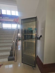 Congélateur vertical de supermarché YINZHENG à refroidissement par air, vitrine réfrigérée à porte vitrée pour boissons, équipement de réfrigération personnalisé - Product Image 5