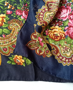 Fabricant de foulards de tête vendus à chaud châles 80*80cm imprimé de fleurs femmes polyester carré <span class=keywords><strong>Ukraine</strong></span> foulards russes - Product Image 3