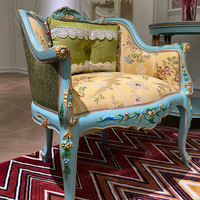 Canapé d'appoint floral peint à la main bleu clair, style rococo, avec sculpture en feuille d'or, tissu damassé jaune, canapé vintage de château français