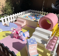 Équipement de jeu mou de fosse à balles blanc et rose 4 * 4ft porte à porte 6 * 6ft aire de jeux ensemble de mousse de jeu souple piscines à balles