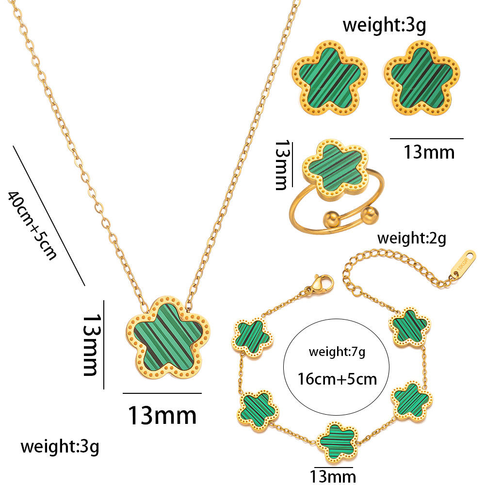 ชุดสีเขียว