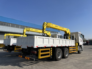 Camion lourd J6P 6x4 à 10 roues avec grue télescopique à flèche droite montée sur châssis et plateau de chargement rabattable - Product Image 4