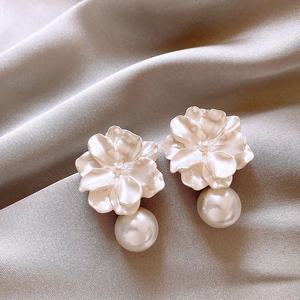 Nouvelles Boucles d'Oreilles Clous Tendance 2025 en Alliage, Perles et Fleurs Blanches, Bleues et Roses pour Femme - Product Image 5
