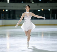 Robe de patinage artistique blanche à manches longues en Spandex/Nylon avec dos en maille découpée et jupe ornée de strass pour enfants, idéale pour la compétition