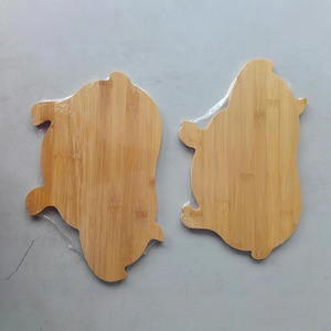 Tabla de cortar de bambú irregular creativa con diseño de cerdo de dibujos animados, adecuada para comida de bebé y niños, disponible al por mayor. - Product Image 1