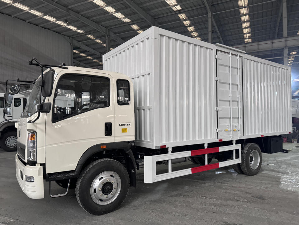 Van Draw Unit Sinotruk HOWO 4X2 Right Hand Drive 160hp Cargo Box Truck 6.8m Enclosed ...