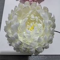 Vente en gros d'usine : Têtes de chrysanthèmes artificiels de grande taille fabriquées en Chine pour l'exportation transfrontalière et la décoration ; Fleurs superposées