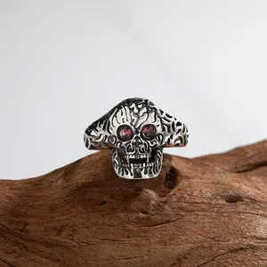 Vente chaude hip hop bijoux crâne anneau S925 argent serti de grenat naturel crâne pierre précieuse anneau pour les femmes