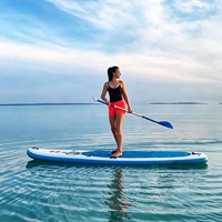Grand stock de planches de paddle gonflables en gros, taille personnalisée, PVC écologique, planche SUP à 3 ailerons pour les eaux offshore