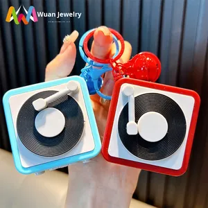 سلسلة مفاتيح على شكل مشغل أسطوانات قديم من تيك توك، صندوق موسيقى صغير من البلاستيك PVC، قلادة زخرفية كرتونية رائجة، هدية ممتعة للأزواج - Product Image 2