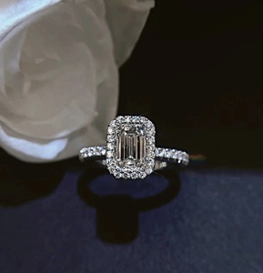 Anel de Noivado Clássico de Luxo em Ouro Sólido 14K com Diamante Cultivado em Laboratório de <span class=keywords><strong>1Ct</strong></span> com Corte Esmeralda Certificado IGI - Product Image 2