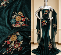 Tissu en velours élégant haut de gamme avec broderie de perles et de paillettes pour robes de soirée, vêtements de haute couture et utilisation dans la création de mode
