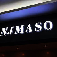 Letrero Luminoso LED Acrílico Modelo 020 con Diseño Gráfico Personalizable para Logotipo de Tienda Profesional y Publicidad en Puertas
