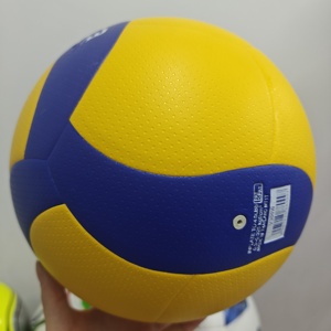วอลเลย์บอลมาตรฐานอย่างเป็นทางการ V300W คุณภาพเยี่ยม จับถนัดมือ กันน้ำได้ดี ให้ประสิทธิภาพที่สม่ำเสมอทั้งในร่มและกลางแจ้ง - Product Image 3