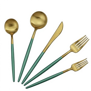 Ensemble de couverts finition vert et or pour la table, écologiques, designs personnalisables et ensembles de couverts en métal durables - Product Image 1