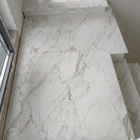 Escalier intérieur moderne en acier inoxydable en spirale avec rampes en marbre blanc jade pour villa