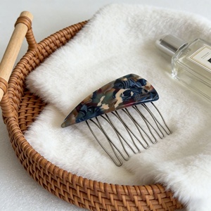 Peigne à cheveux élégant fait main en acétate écologique et imperméable, motif géométrique, pour l'arrière de la tête, insert croisé triangulaire - Product Image 2